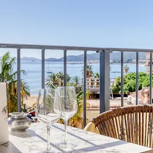 https://anglade-hotel.fr-provencehotel.com